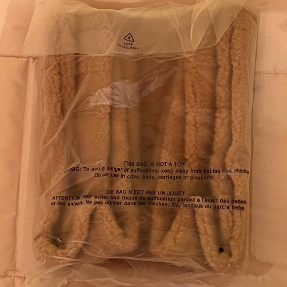 Victoria’s Secret Plush Fleece Tote NWT - Picture 6 of 6